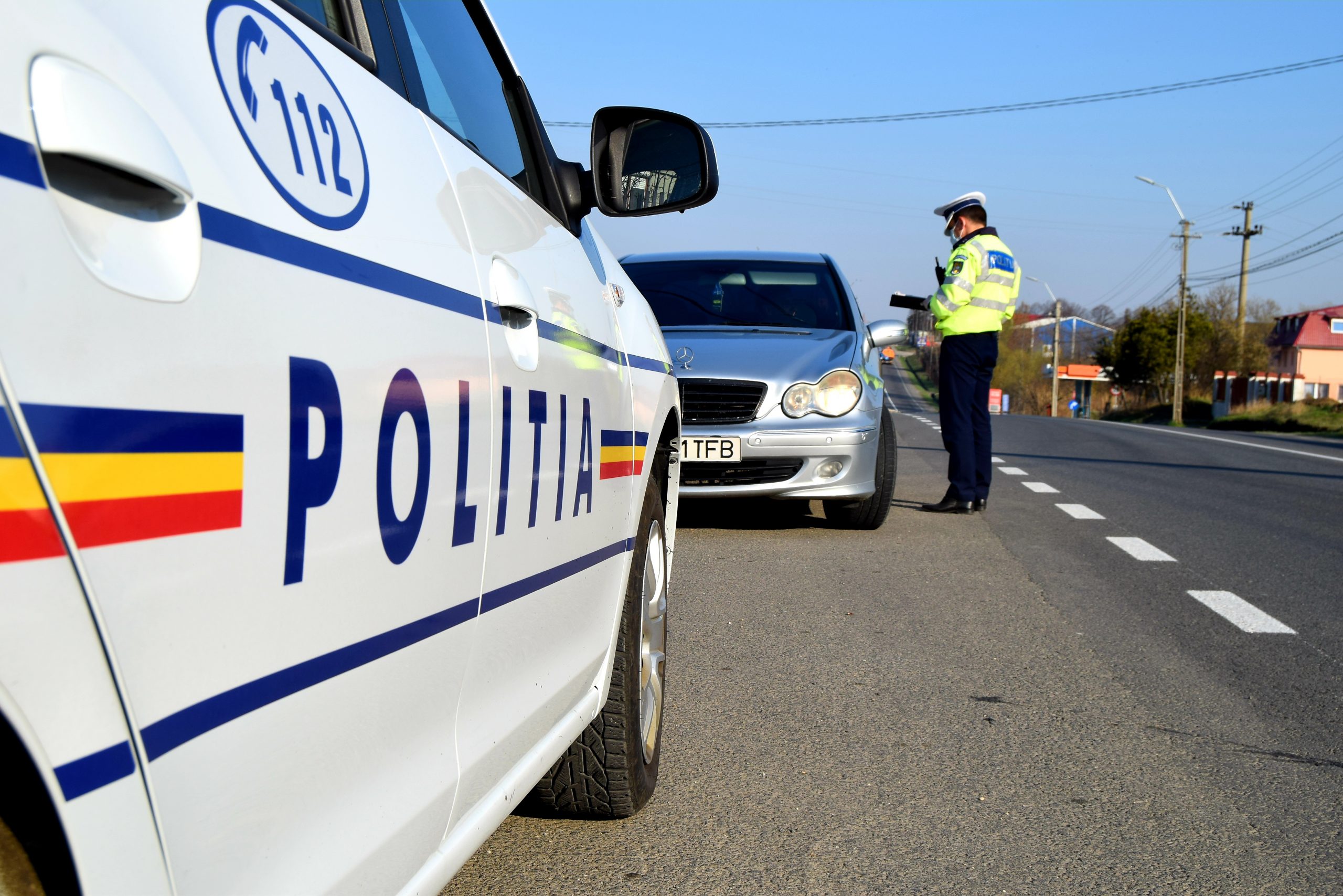 Şofer beat şi fără permis, oprit cu focuri de armă de către poliţişti în Argeș