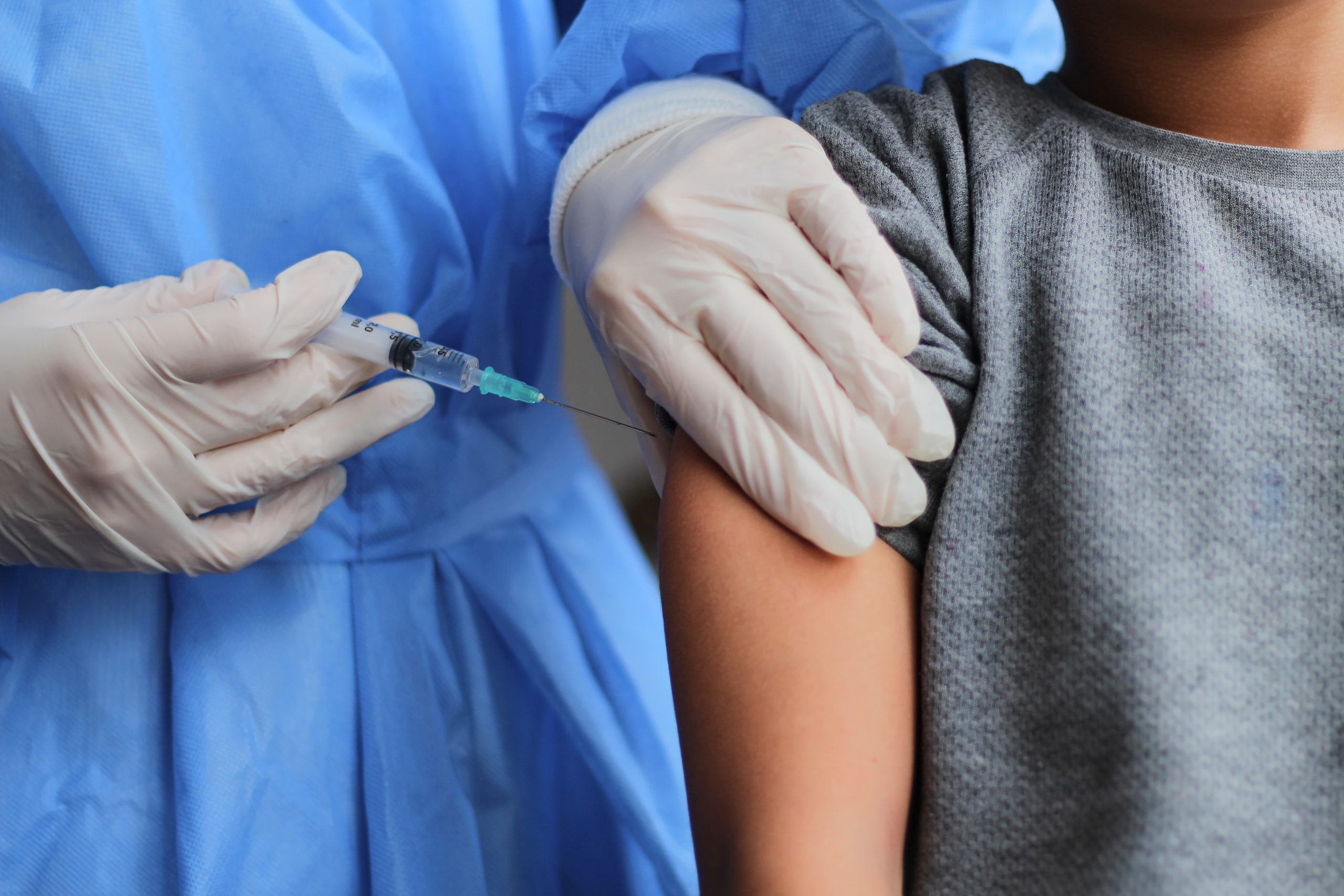 Guvernul vrea să înceapă vaccinarea copiilor cu vârste mai mici de 12 ani. Care sunt țintele Strategiei naționale de imunizare împotriva COVID-19