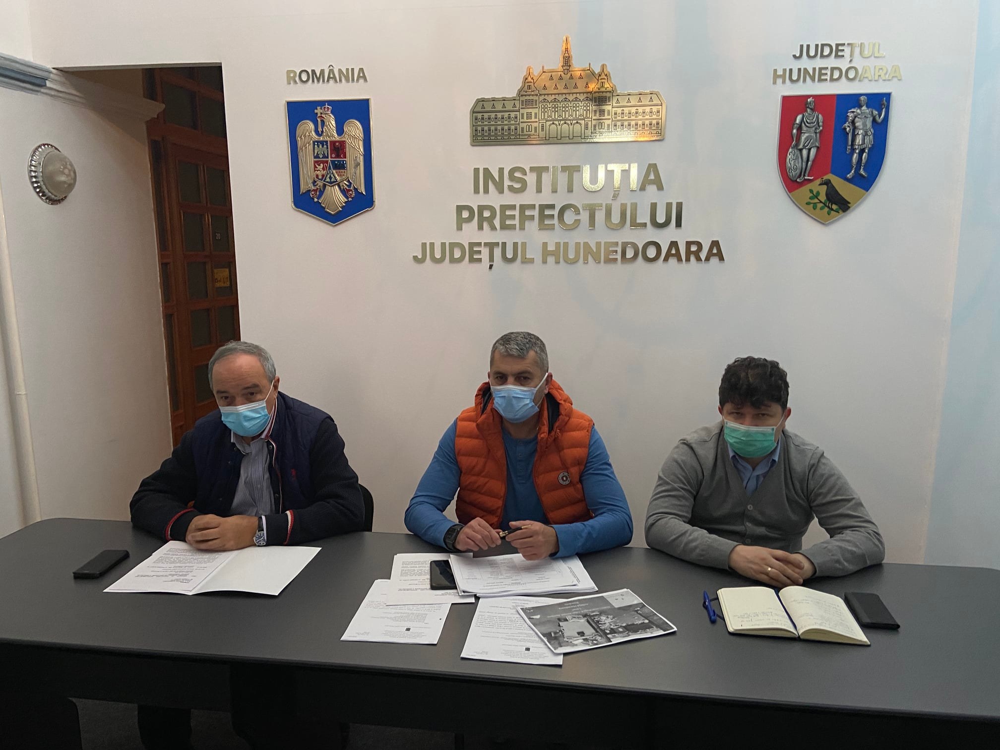 Autorităţile din Hunedoara vor să declare stare de alertă în județ, după ce firma de salubrizare vrea să sisteze serviciul în 61 de localităţi