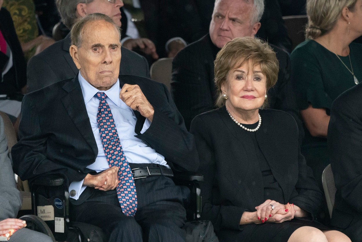 Bob Dole a murit la vârsta de 98 de ani. În 1996, politicianul a candidat la președinția SUA (VIDEO)