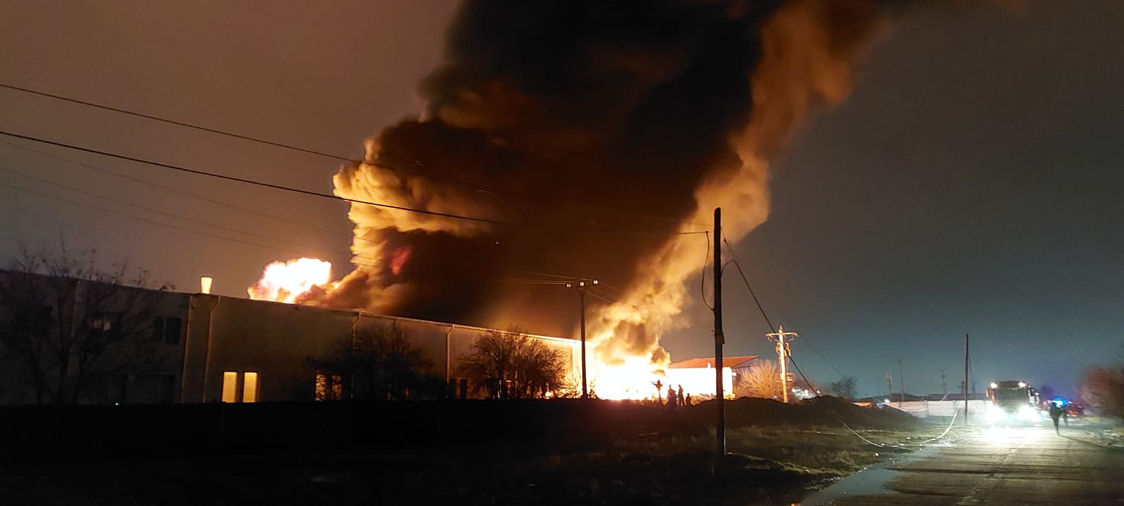 Incendiu în Popești-Leordeni. Arde un depozit, iar focul riscă să se extindă