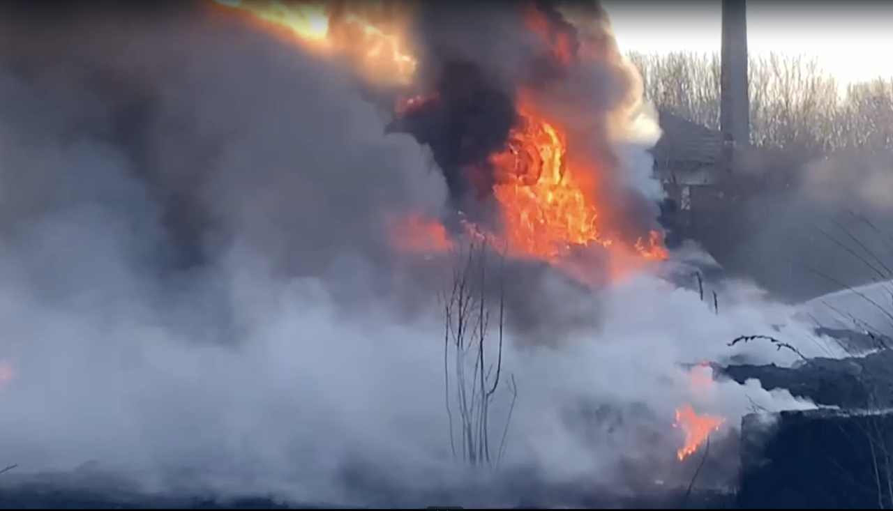 Incendiu la un depozit de materiale plastice din județul Argeș / FOTO-VIDEO