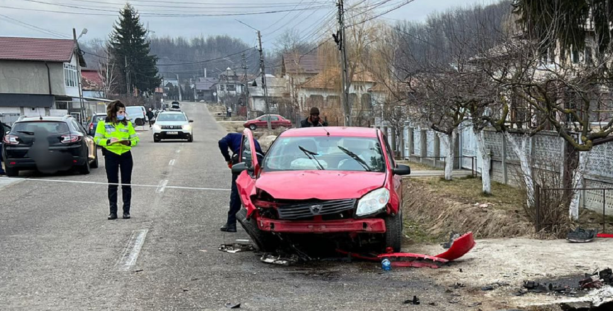 O șoferiță din Argeș și-a băgat în spital cei trei copii minori, după ce a intrat cu mașina într-un cap de pod
