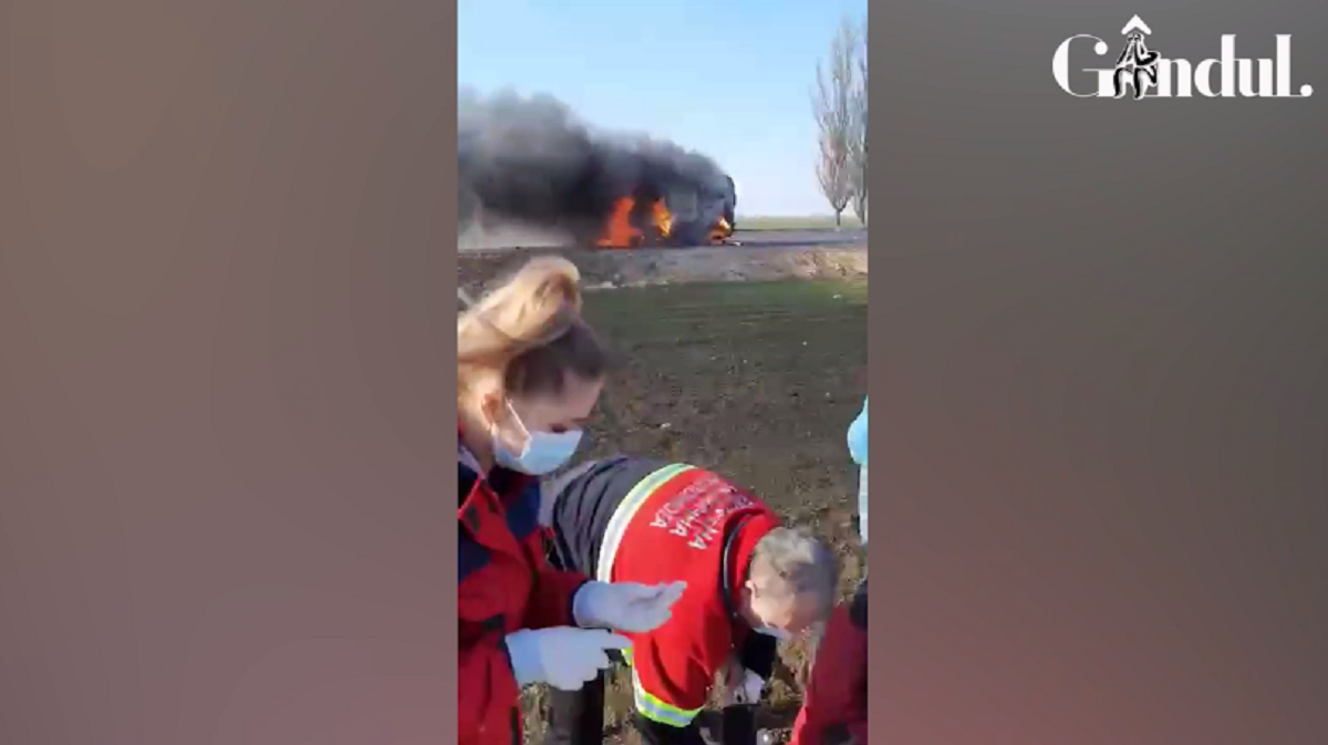 Ambulanță care transporta un pacient, în flăcări după ce a fost atacată de armata rusă