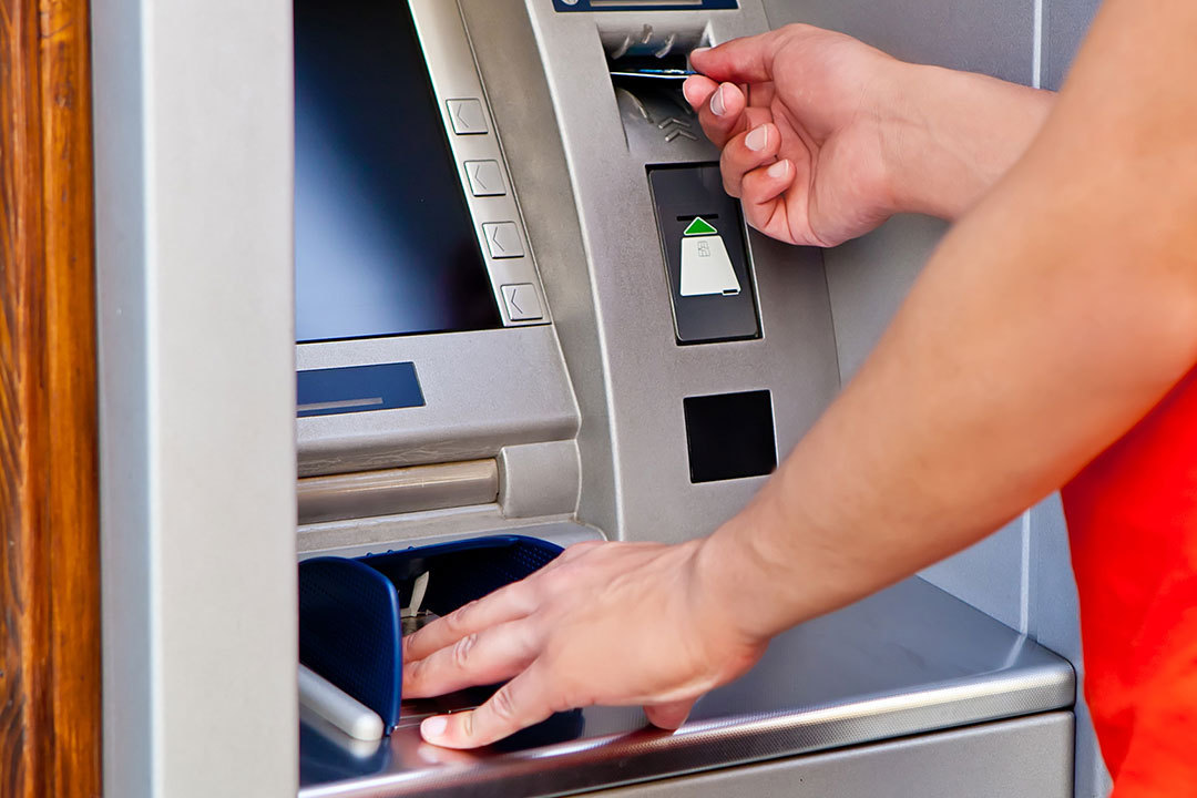 Bătrână din Lupeni, jefuită după ce a scos bani dintr-un bancomat