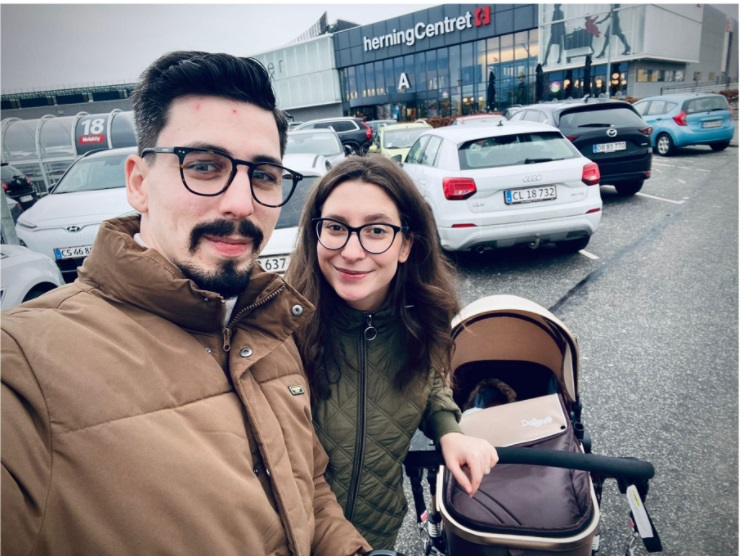 Doi părinți români, reținuți de poliția daneză după ce bebelușul lor a ajuns la spital cu hemoragie și fracturi craniene. Tinerii susțin că leziunile, apărute la naștere, au fost ignorate de moașă