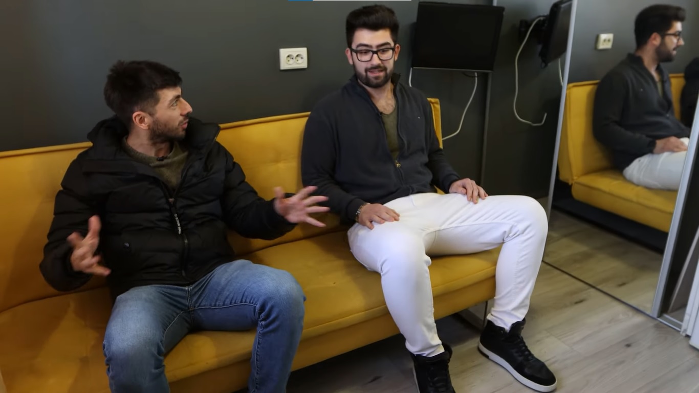 Youtuber-ul Mircea Bravo a mers în vizită la garsoniera „vedetă” 11 metri pătrați din Cluj