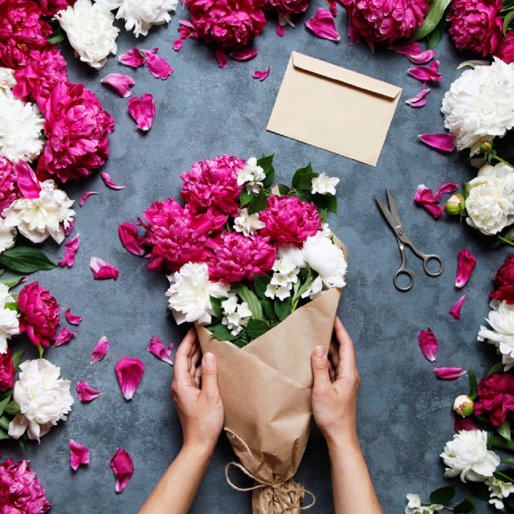 Compoziții florale elegante realizate de floriști pricepuți