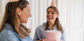 Ce cadou îi faci mamei tale de ziua ei? 4 idei de cadouri care o vor face fericită