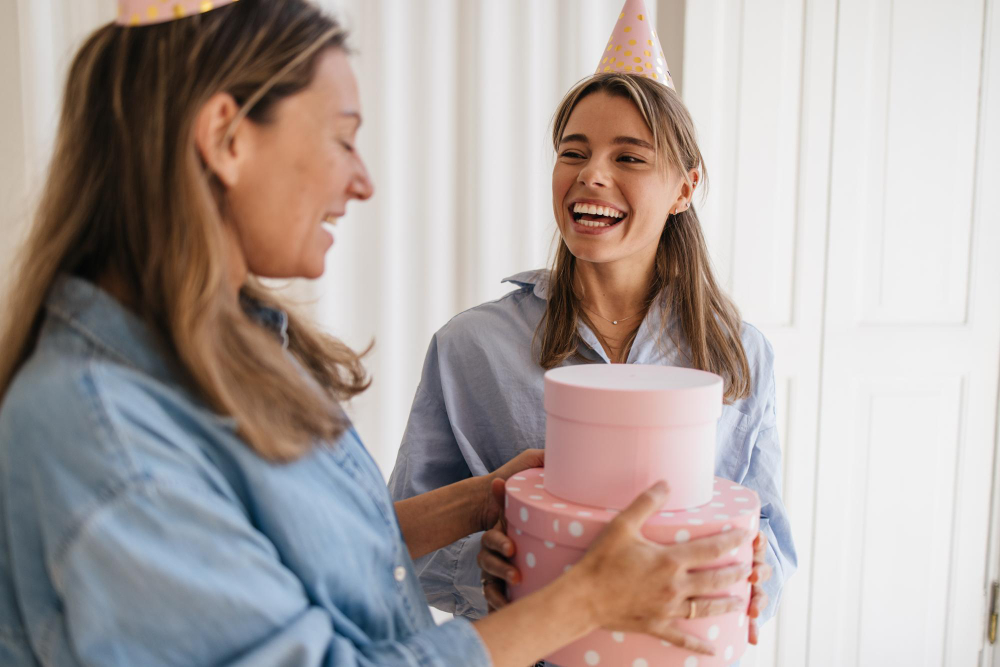 Ce cadou îi faci mamei tale de ziua ei? 4 idei de cadouri care o vor face fericită Ce cadou îi faci mamei tale de ziua ei? 4 idei de cadouri care o vor face fericită