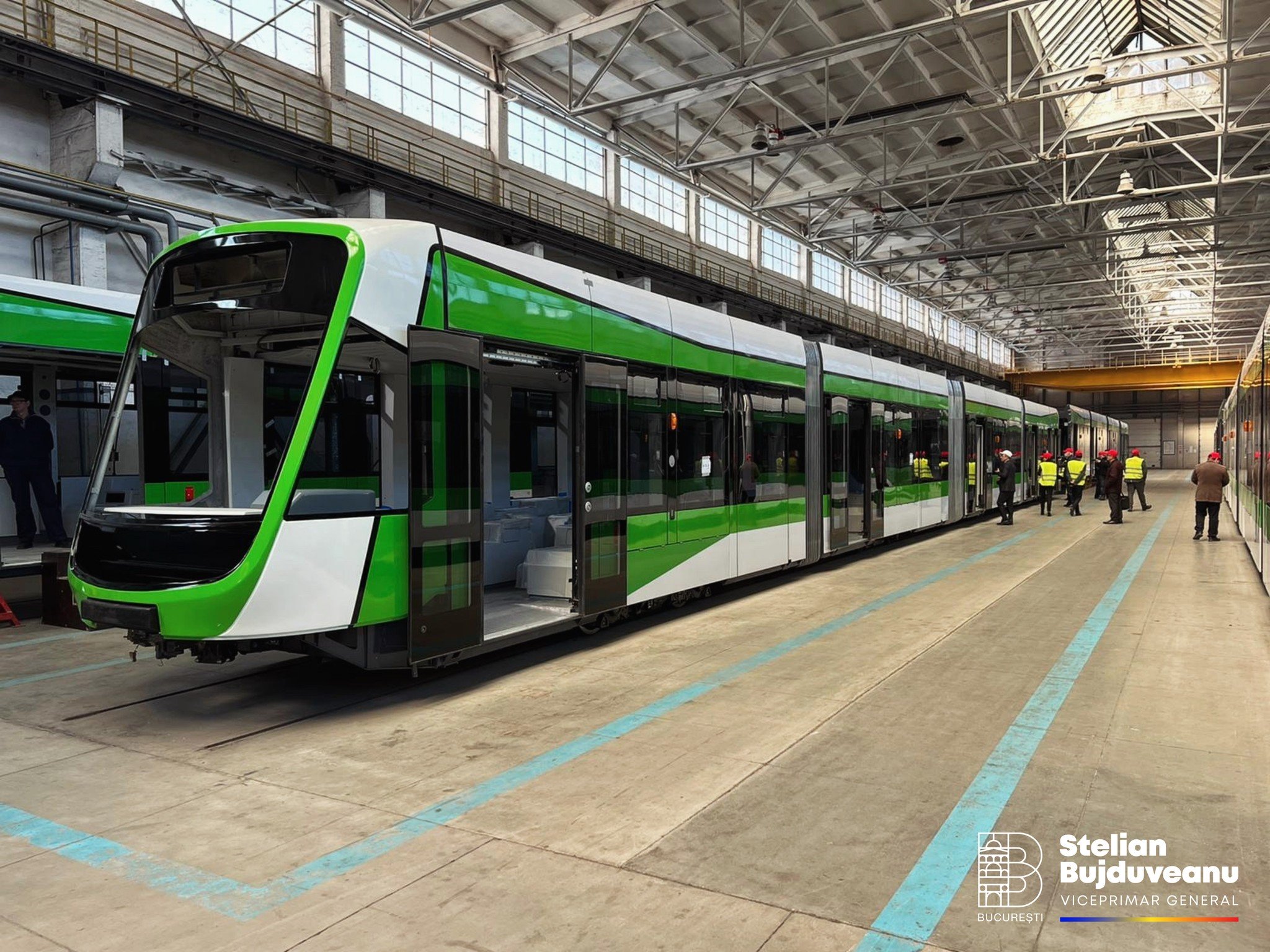 Primul tramvai dintre cele 100 cumpărate de la Astra Arad este în drum către București FOTO VIDEO