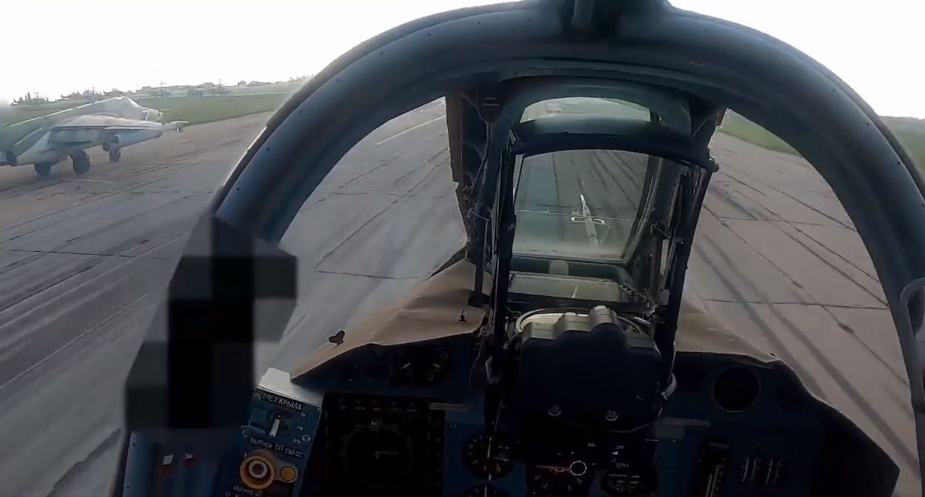 VIDEO FOTO Propaganda rusă a blurat un detaliu din carlinga unui Su-25. Într-unul dintre cadre a uitat însă să acopere dispozitivul
