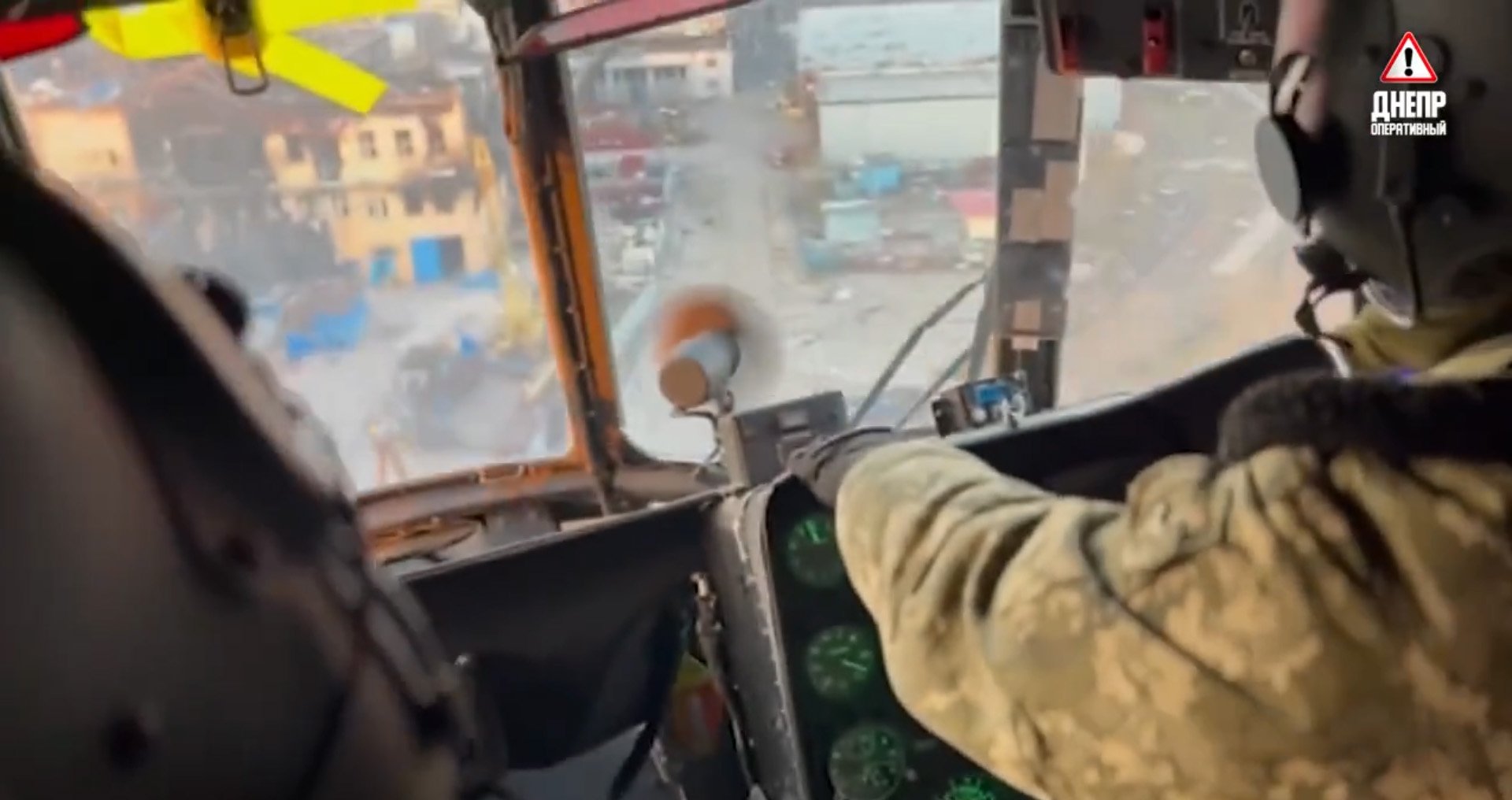 VIDEO Primele imagini cu misiunile secrete de aprovizionare a militarilor din uzina Azovstal / Elicopterele Mi-8 au zburat la altitudine joasă, pentru a evita detectarea