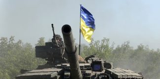 Steagul ucrainean, arborat la granița dintre regiunile Donețk și Harkov