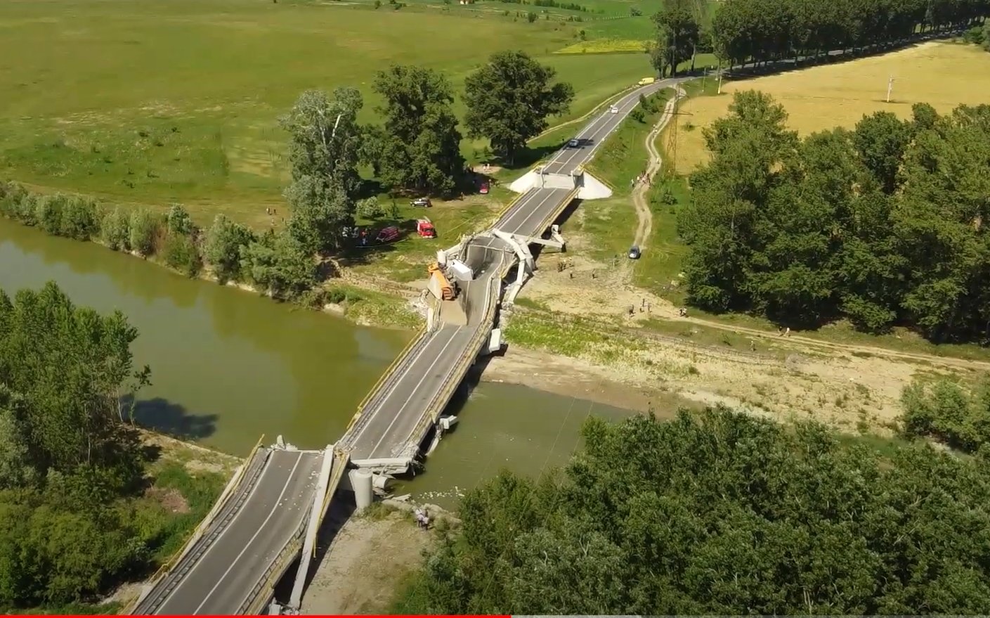 Neamţ: Două dosare penale deschise în urma surpării podului de la Luţca