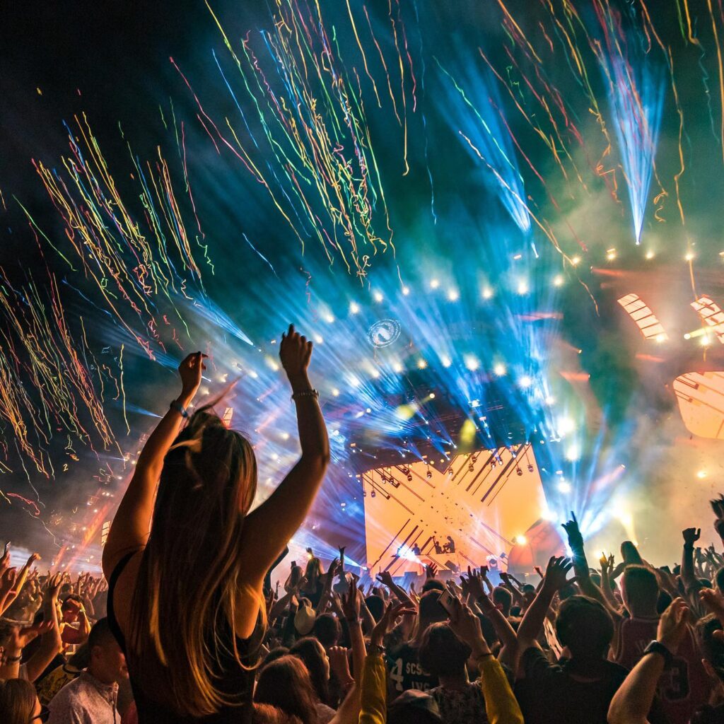 Line-up-ul complet de la festivalul NEVERSEA: 150 de artiști din peste 20 de țări vor urca pe scene