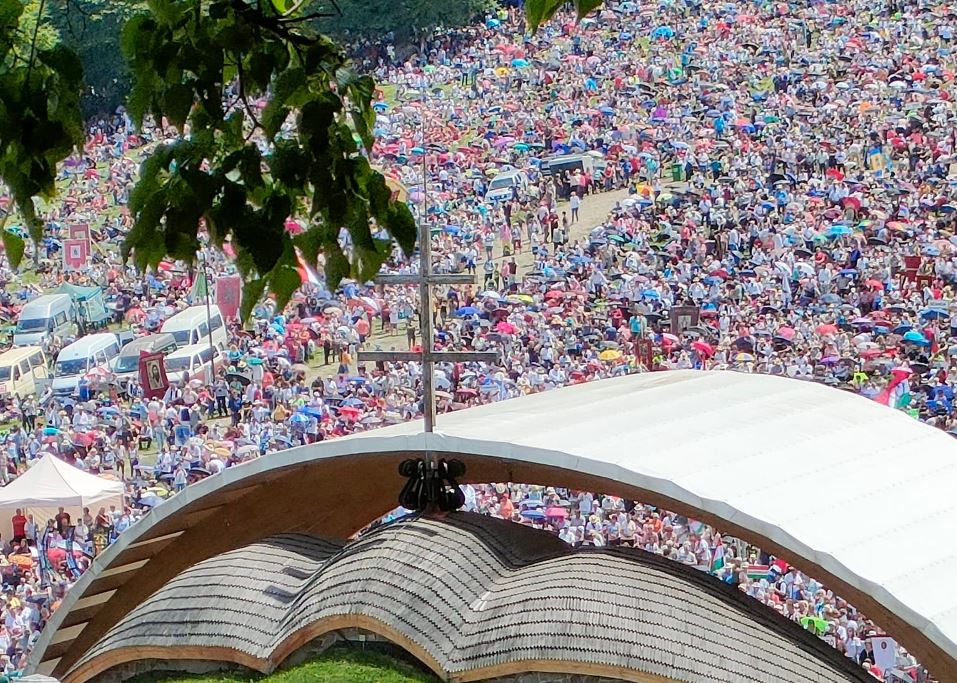 Pelerinajul de la Șumuleu Ciuc: Anul acesta au fost 345.000 de participanți, potrivit autorităților locale / Evenimentul s-a încheiat cu intonarea imnului Ungariei şi al celui secuiesc.