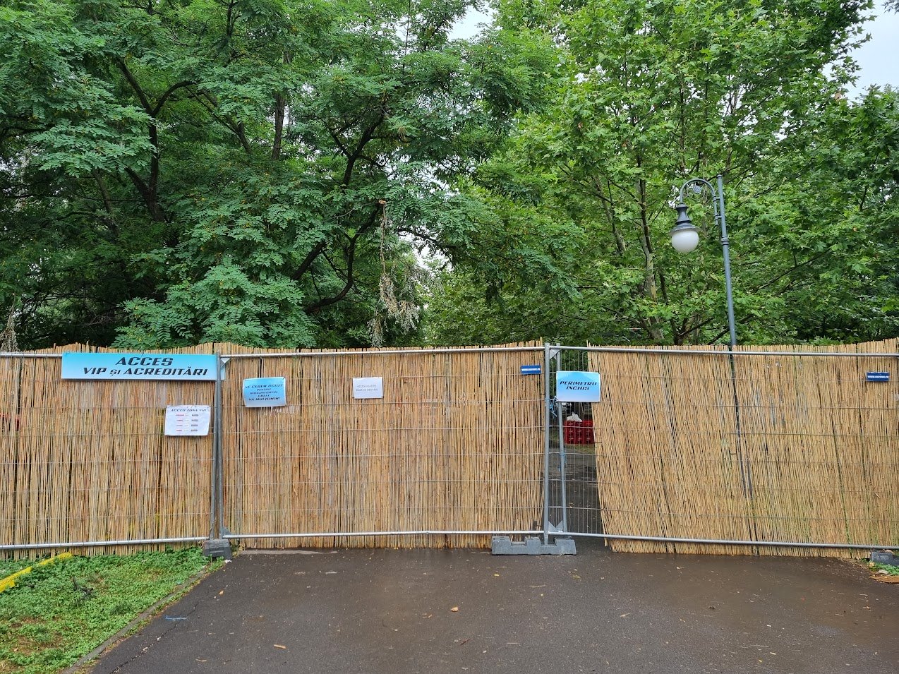 Peste jumătate din Parcul Izvor, închis de mai bine de două săptămâni pentru festivalul Nostalgia / Primăria Capitalei a primit circa 30.000 de euro de la organizatori / Mai mulți cetățeni, revoltați