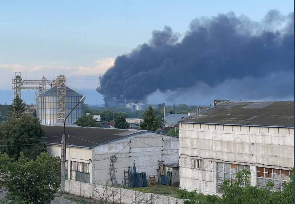 VIDEO Explozii la un depozit militar al rușilor din regiunea Lugansk / Ținta a fost lovită de ucraineni cel mai probabil cu un lansator HIMARS sau un sistem Tochka