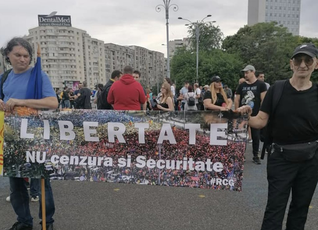 VIDEO Protest la Bucureşti faţă de legile securităţii naţionale. Chirilă: Oamenii nu sunt dispuşi să se întoarcă la metehne de dinainte de 1989 / Iohannis, un ticălos