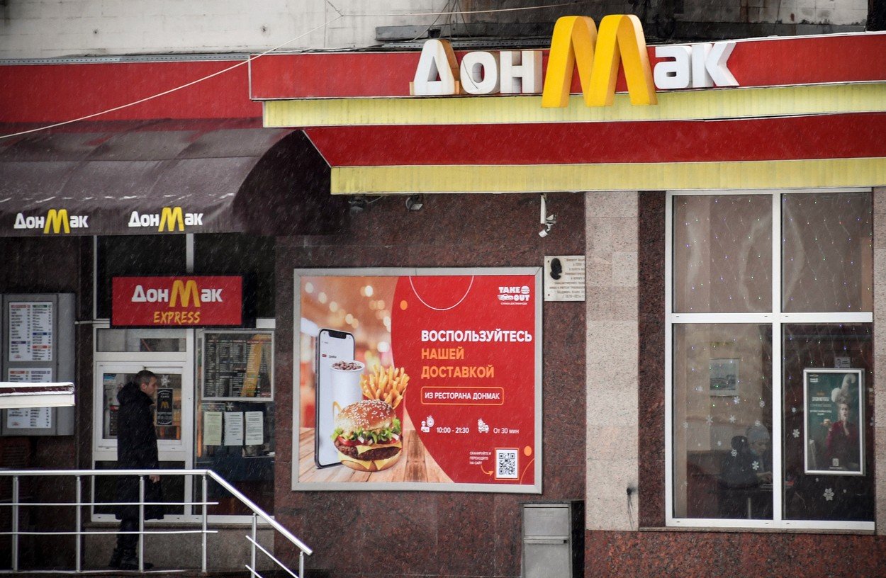 VIDEO Să aruncăm o privire în interiorul surogatului McDonald's „Savuros” din Rusia (BBC)