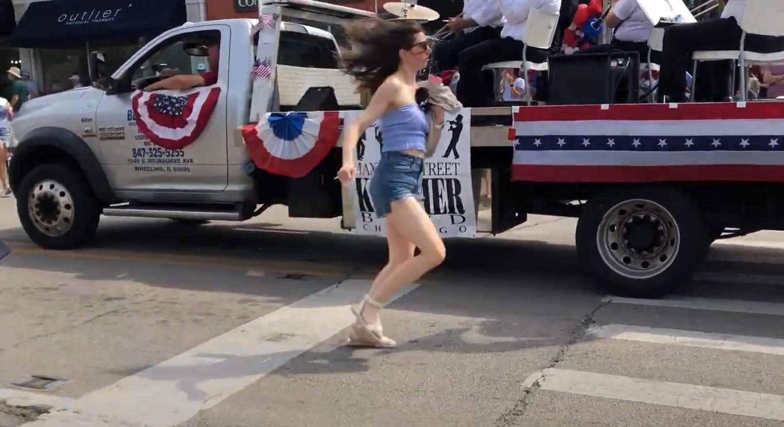 Atac armat de Ziua Independenței: Suspectul a fost reținut de poliție / "Am auzit 50 de focuri de armă, cu toţii am crezut ca sunt focuri de artificii"