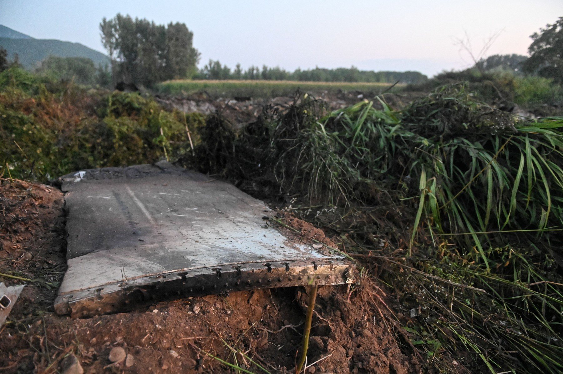 Avionul cu muniție prăbușit în Grecia: Achetatorii continuă cercetările. Când va fi recuperată cutia neagră