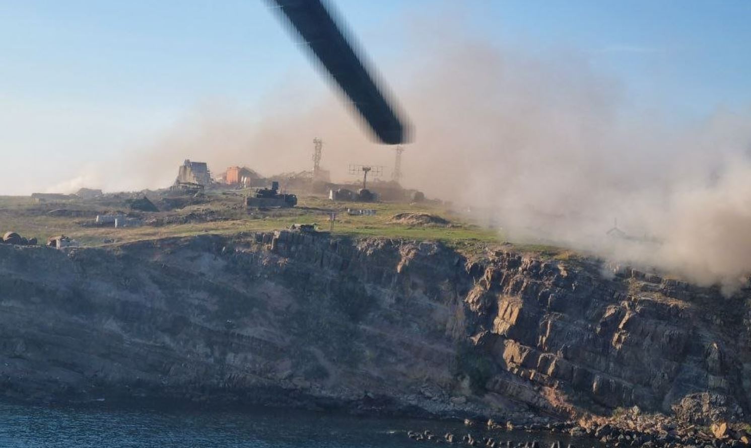 FOTO Cum arăta Insula Șerpilor, văzută din elicopterele rusești, în ziua grăbitei plecări a trupelor de ocupație