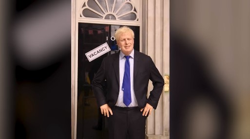 O statuie de ceară a lui Boris Johnson, depusă în faţa unei agenţii de căutare de locuri de muncă din Anglia