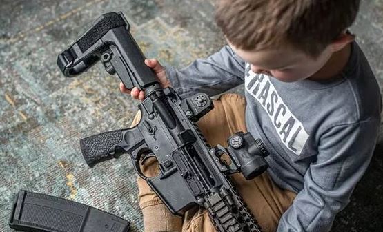 SUA: Producătorii de arme, anchetați de Congres pentru promovarea puștilor de asalt