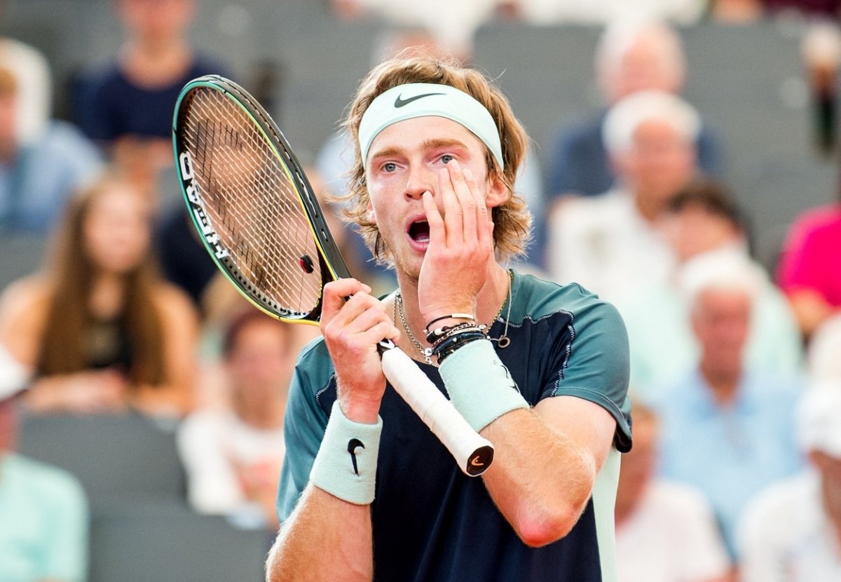 VIDEO Andrey Rublev și-a pierdut cumpătul la Hamburg – Rusul l-a strâns pe arbitru de picior și s-a lovit singur cu racheta