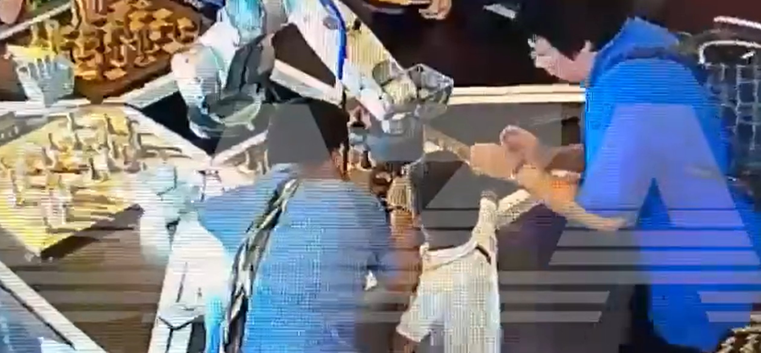 VIDEO Când tehnologia se „răzvrătește”. Un robot care juca șah cu un băiat de 7 ani i-a rupt degetul oponentului său uman