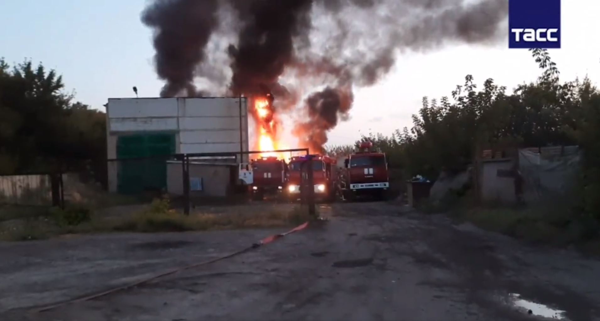 VIDEO Incendiu masiv la un depozit de combustibili din orașul Donețk / Separatiștii spun că a fost lovit de artileria ucraineană