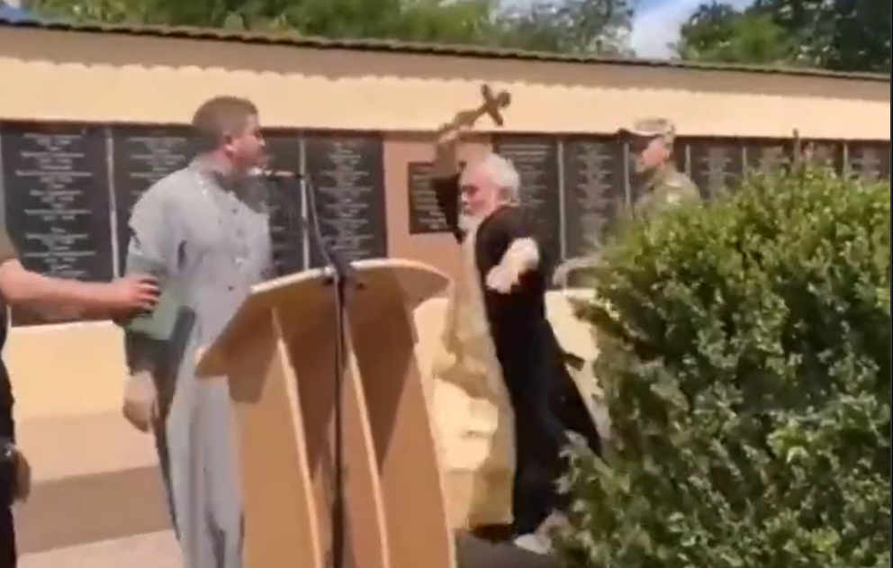 VIDEO Un preot al Bisericii Ortodoxe Ruse a atacat cu crucea un preot al Bisericii Ortodoxe Ucrainene