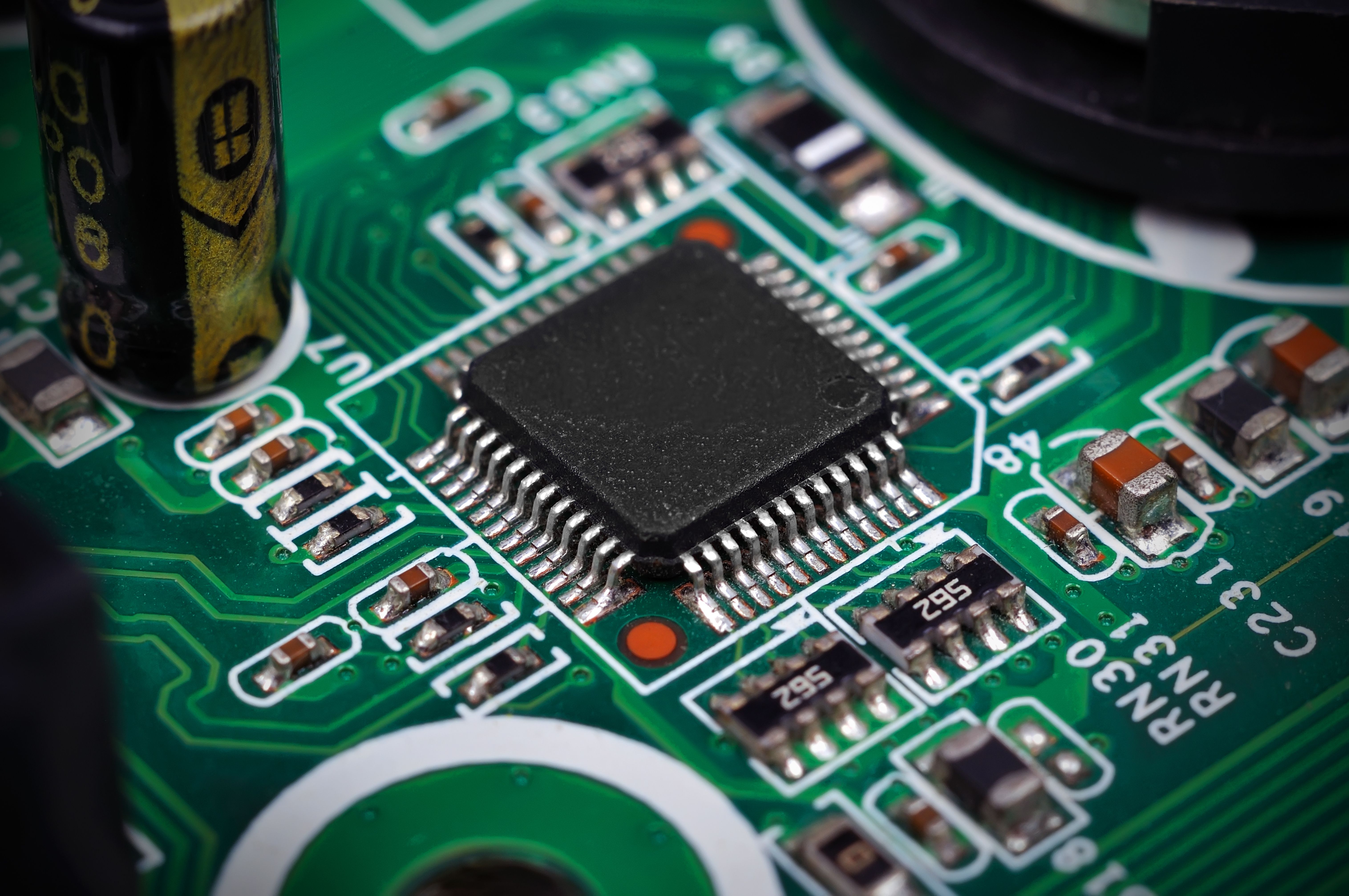 Dovada că Rusia a cumpărat tehnologie occidentală pentru armele folosite de soldații lui Putin în Ucraina. Ar fi utilizat microcipuri pentru cuptoare cu microunde