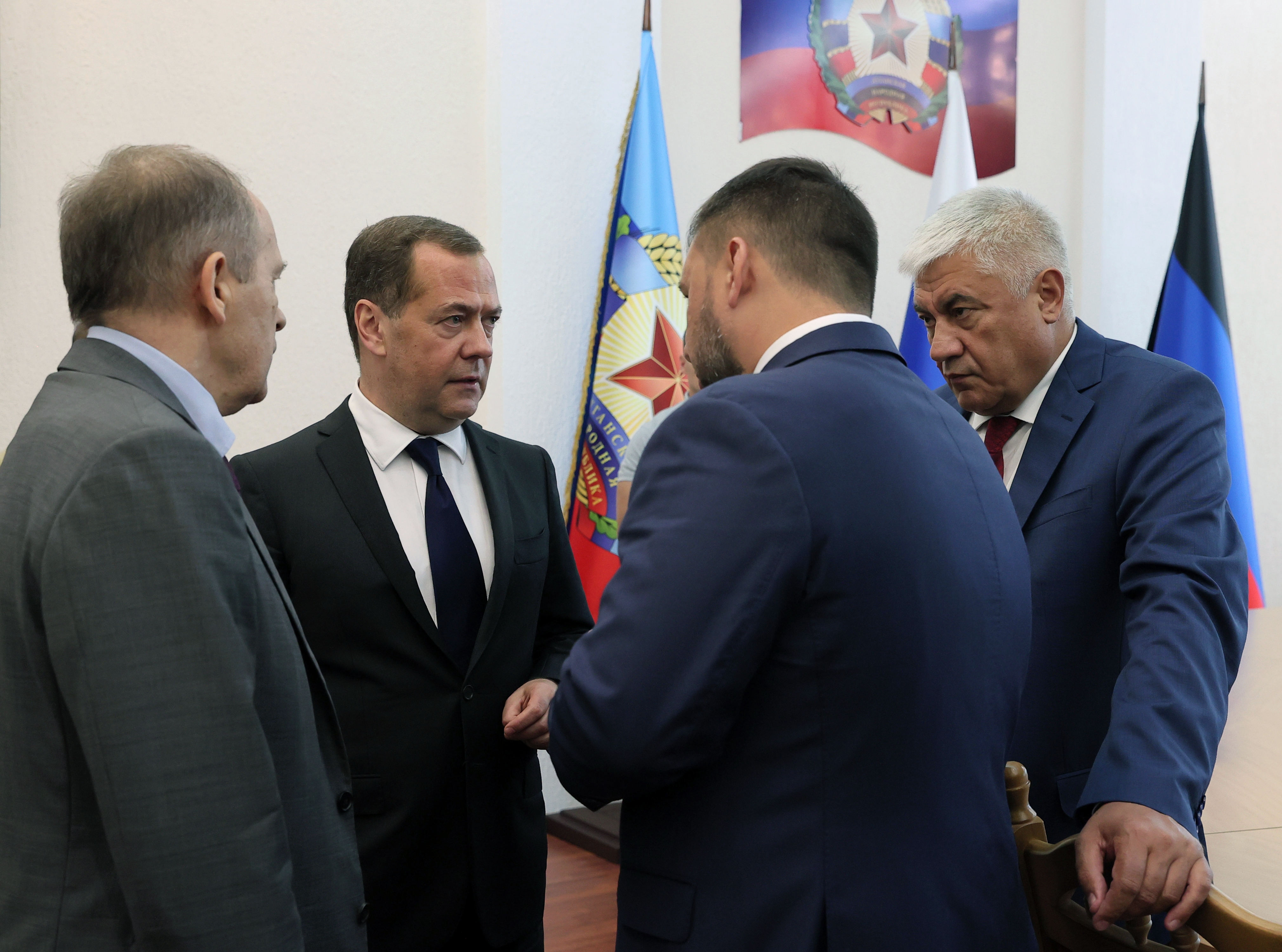 Medvedev şi-a vizitat marionetele din Donbas pentru a le explica instrucţiunile date de Putin