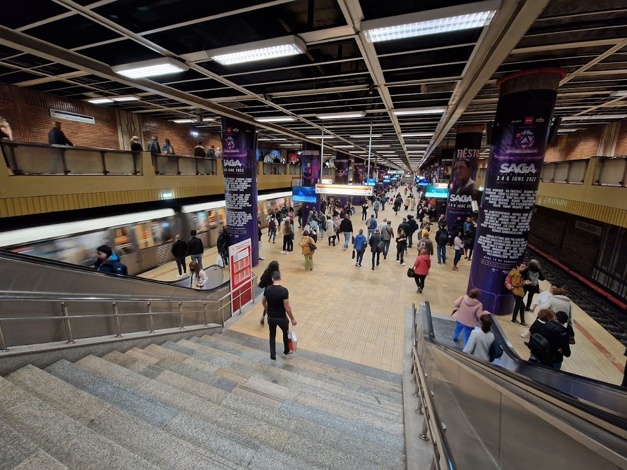 Metrorex anunţă că va mai introduce în circulație şase trenuri / De câteva săptămâni, la metrou e plin, iar trenurile vin tot mai rar