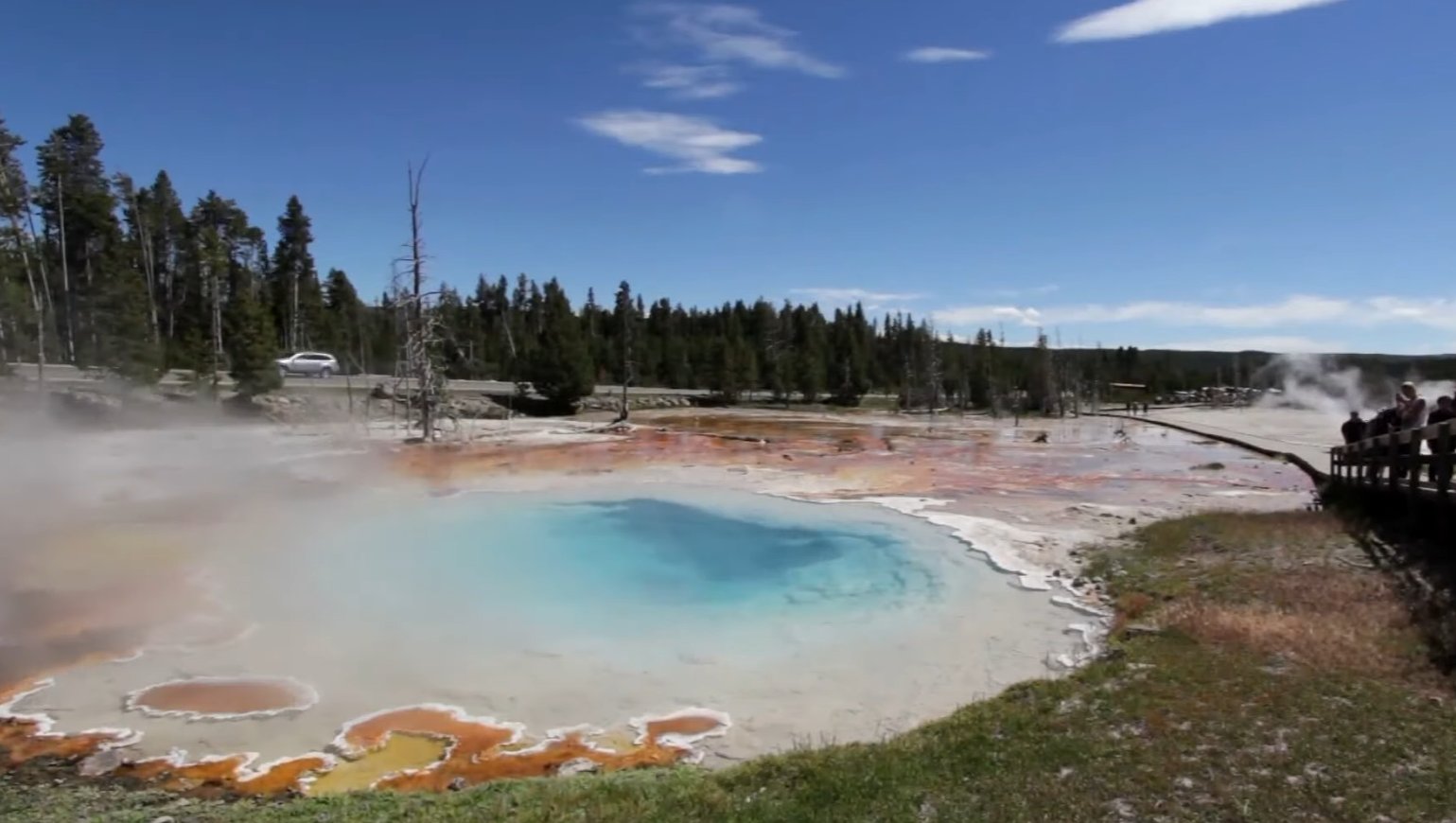 Piciorul unui om a fost găsit plutind într-un bazin termal din parcul național Yellowstone / Apa termală ajunge la 60 de grade Celsius