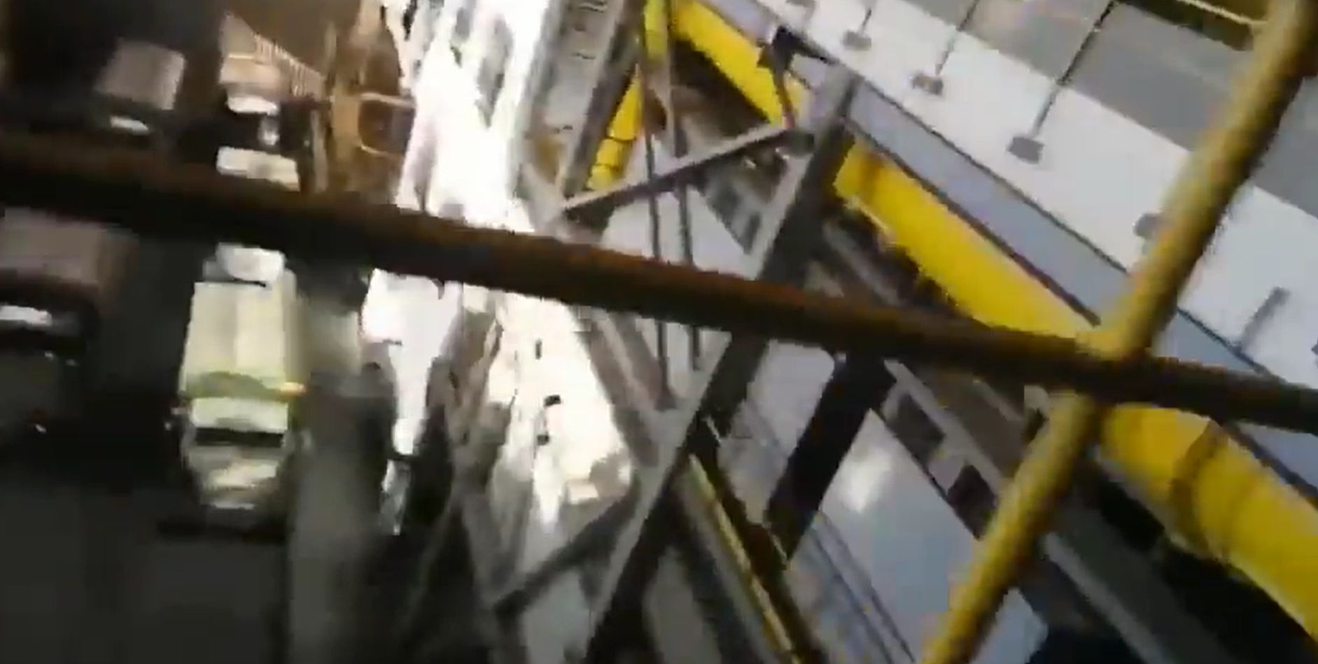 VIDEO Imagini rare din interiorul centralei Zaporojie. Rușii au parcat camioane militare lângă un reactor nuclear