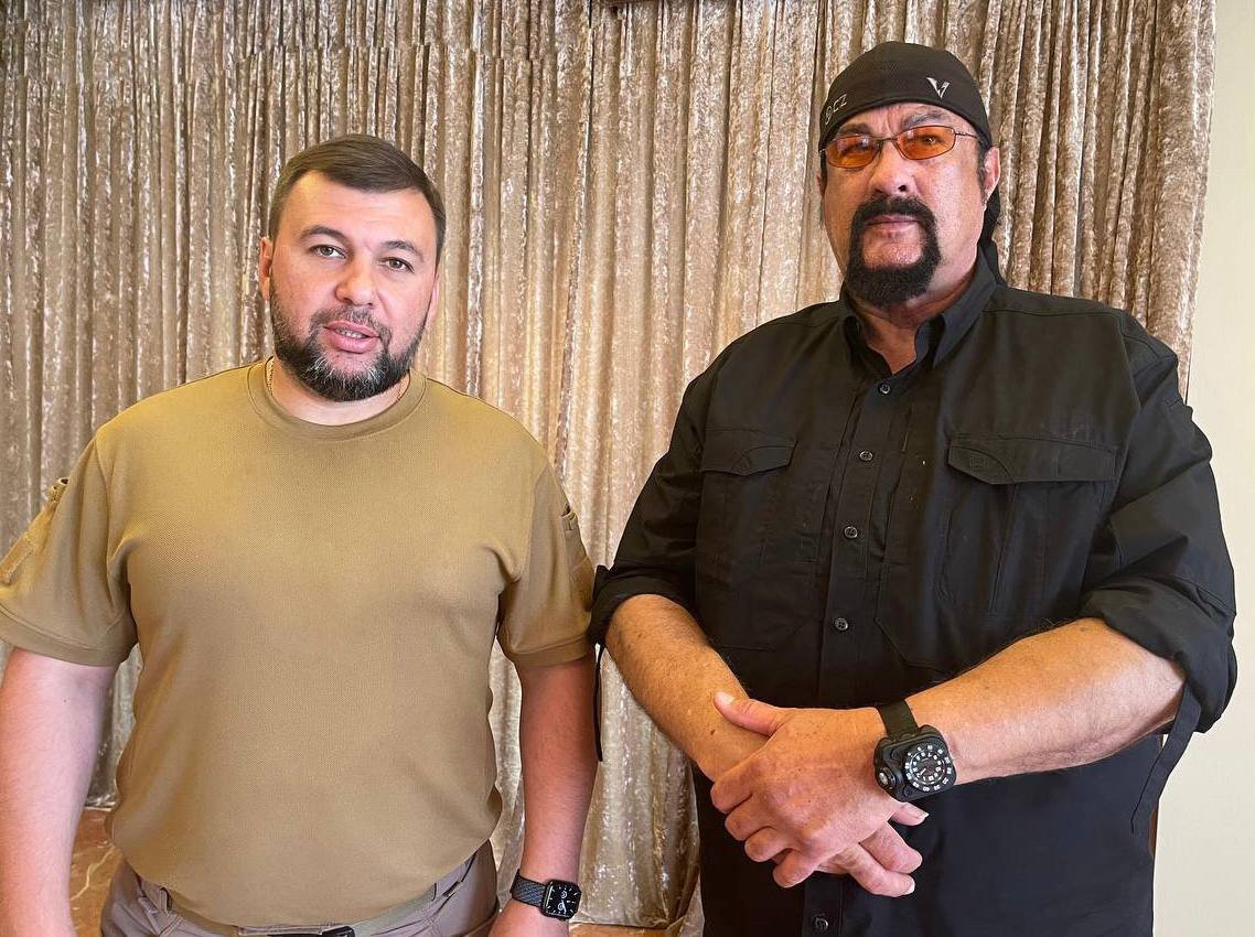 VIDEO Steven Seagal, în vizită la separatiștii pro-ruși din Donbas: „Zelenski a ordonat crime împotriva umanității” / Actorul i-a cerut lui Putin o slujbă nouă