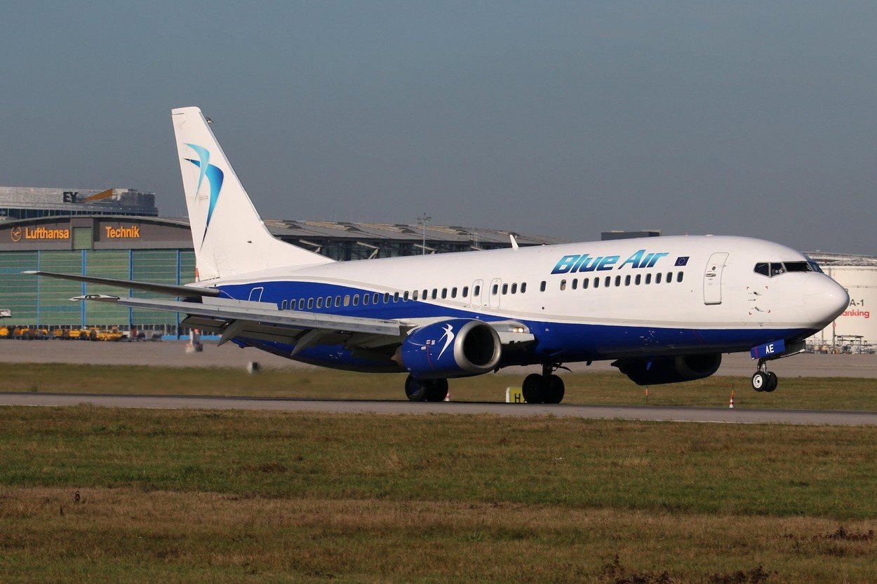 Blue Air suspendă până luni zborurile care pleacă din România. Decizia intră în vigoare de azi