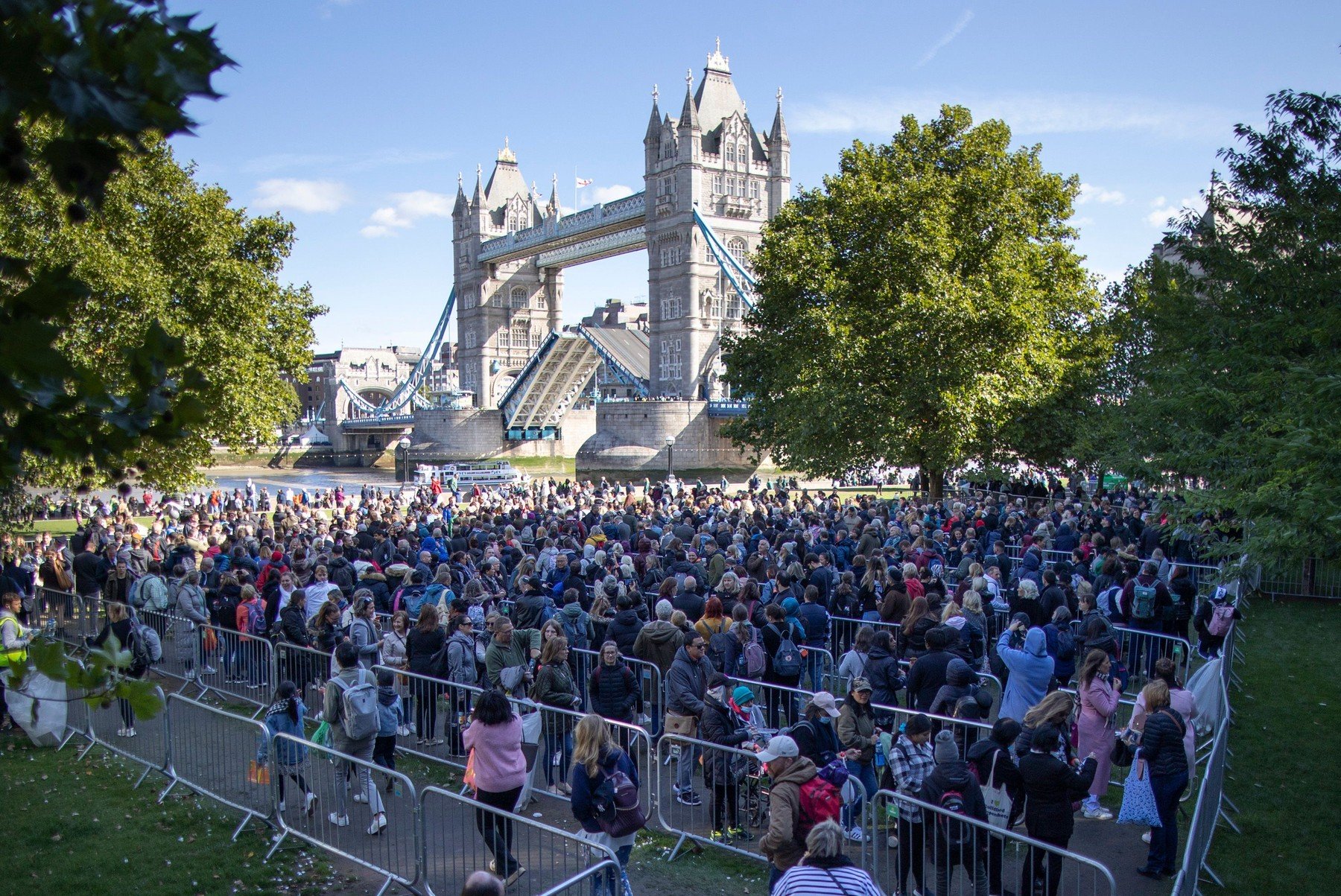 Britanicii stau la o coadă interminabilă pentru a aduce un ultim omagiu Reginei Elisabeta a II-a / Liderii lumii au început să sosească la Londra