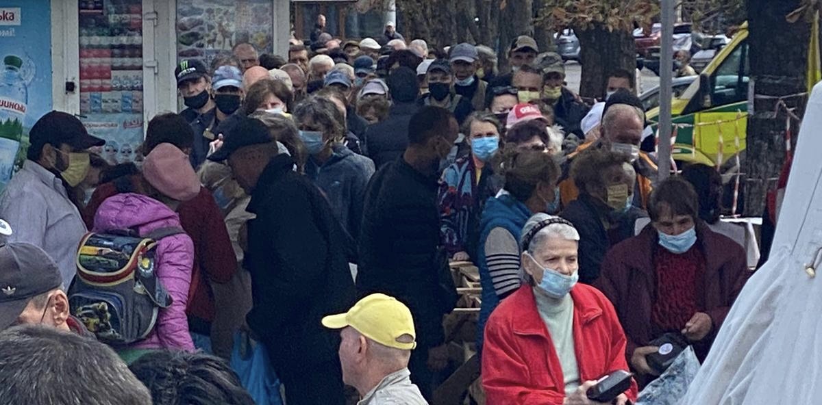 Cum supraviețuiesc locuitorii din Mikolaiv: au săpat în pământ după apă potabilă și au înlocuit geamurile cu lemn