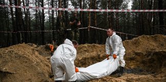 Două sute de cruci de lemn, descoperite în a doua groapă comună din Izium