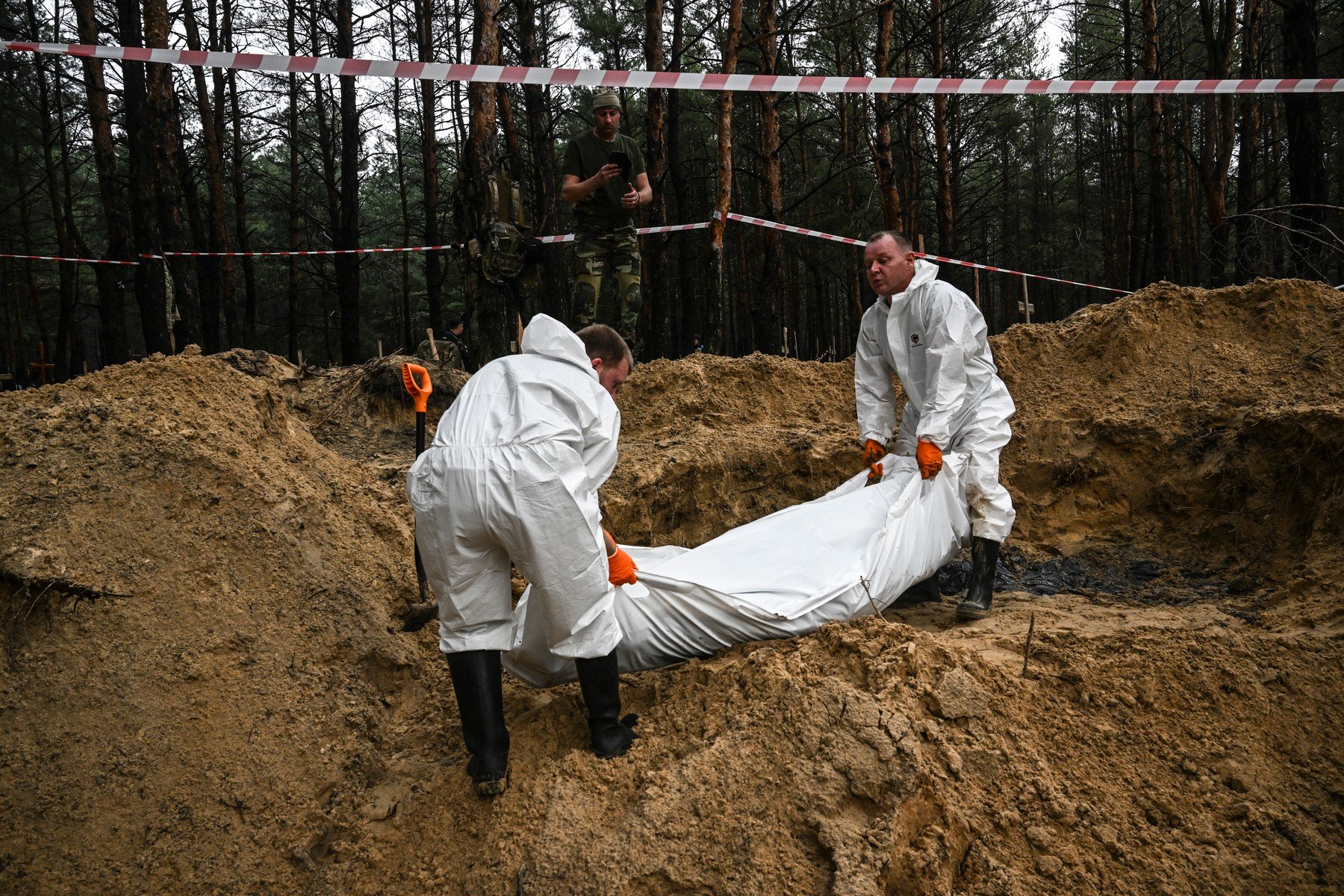 Zelenski anunță că noi dovezi ale torturii au fost găsite la Izium