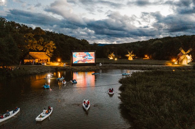 Experiență spectaculoasă care anunță a 29-a ediție Astra Film Festival / Cinema plutitor pe lacul din Dumbrava Sibiului