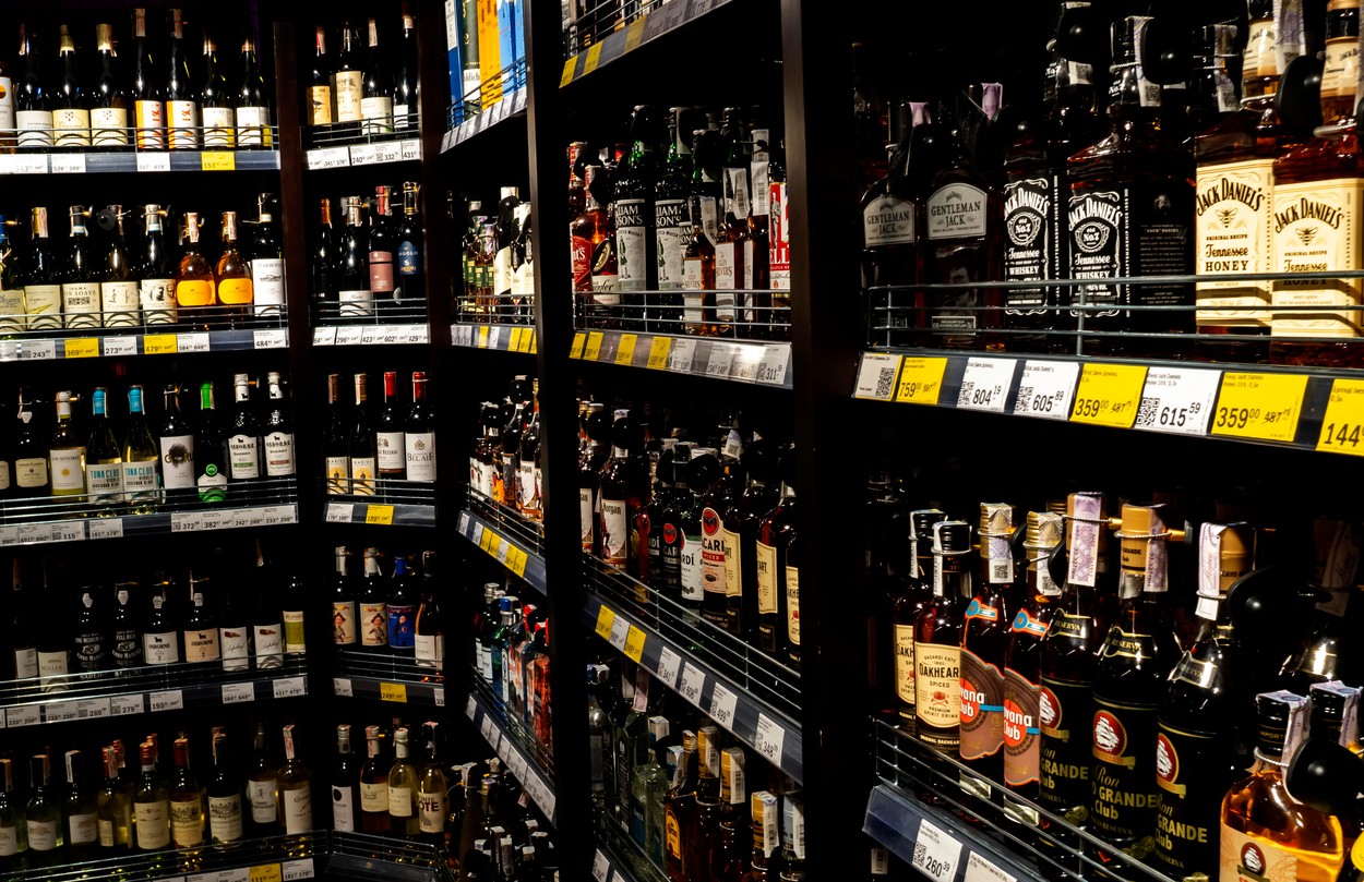 Guvernul rus se grăbește să aprobe importurile paralele de alcool: „Se apropie Revelionul”