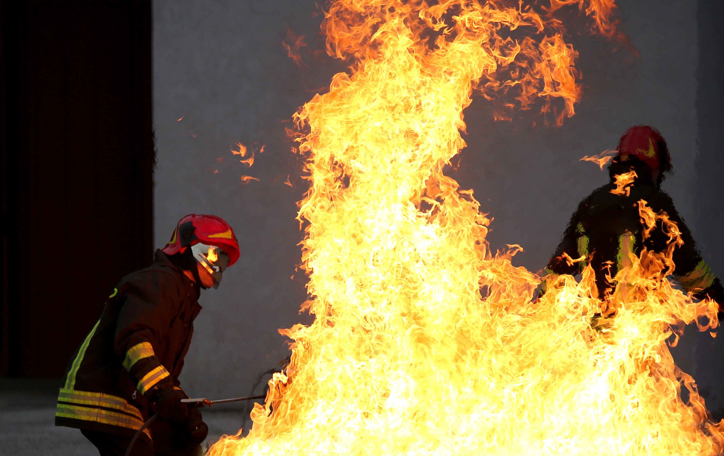 Incendiu puternic la un imobil din Voluntari/ Mari degajări de fum în zonă