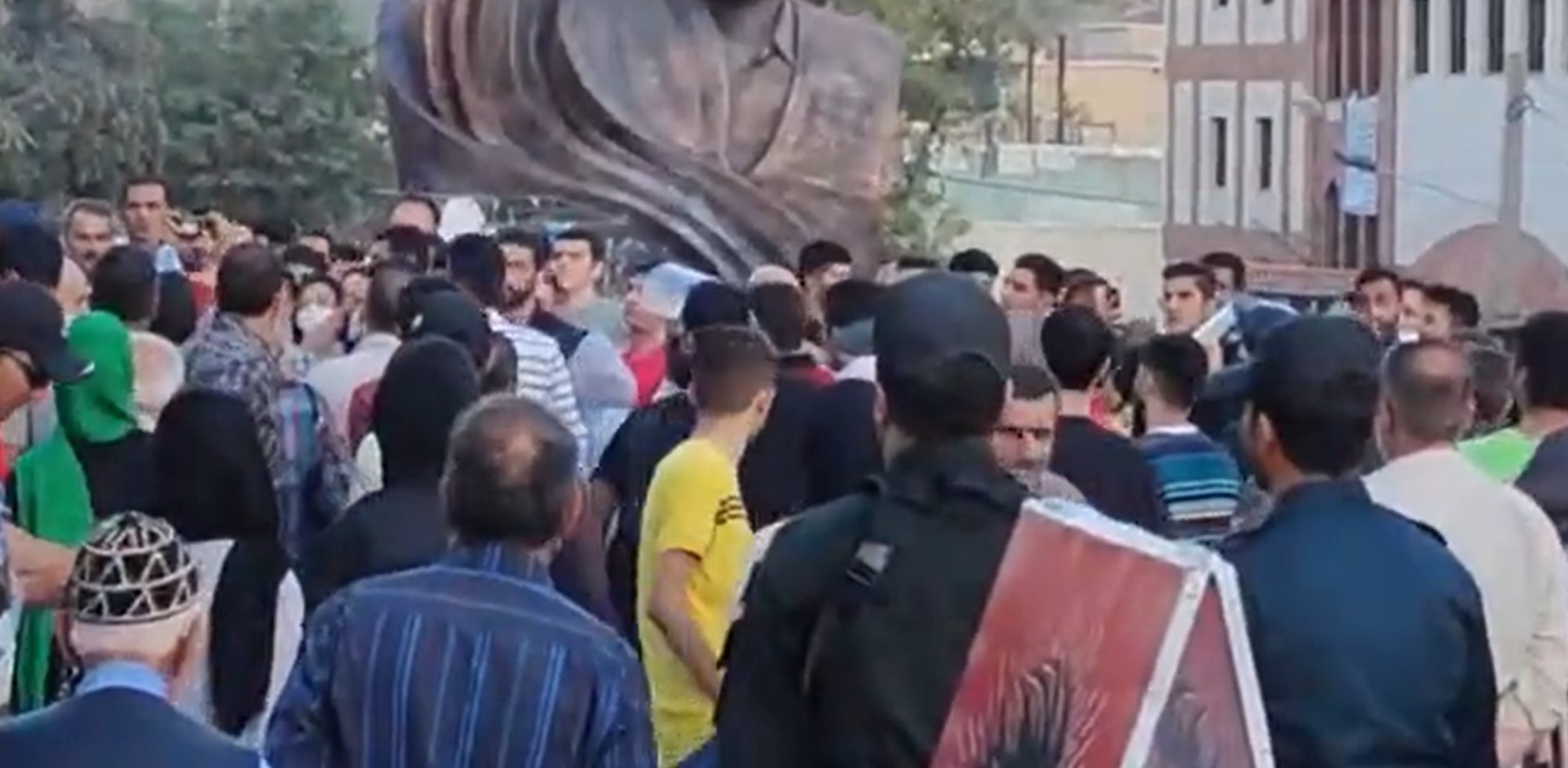 Iran: Noi proteste după moartea unei femei aflate în detenție / Femeile și-au dat jos vălul scandând: „Moarte Republicii Islamice”
