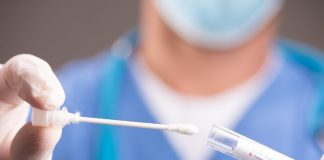 Puțin peste 2.000 de noi cazuri de COVID-19. Numărul internărilor și al deceselor, în scădere